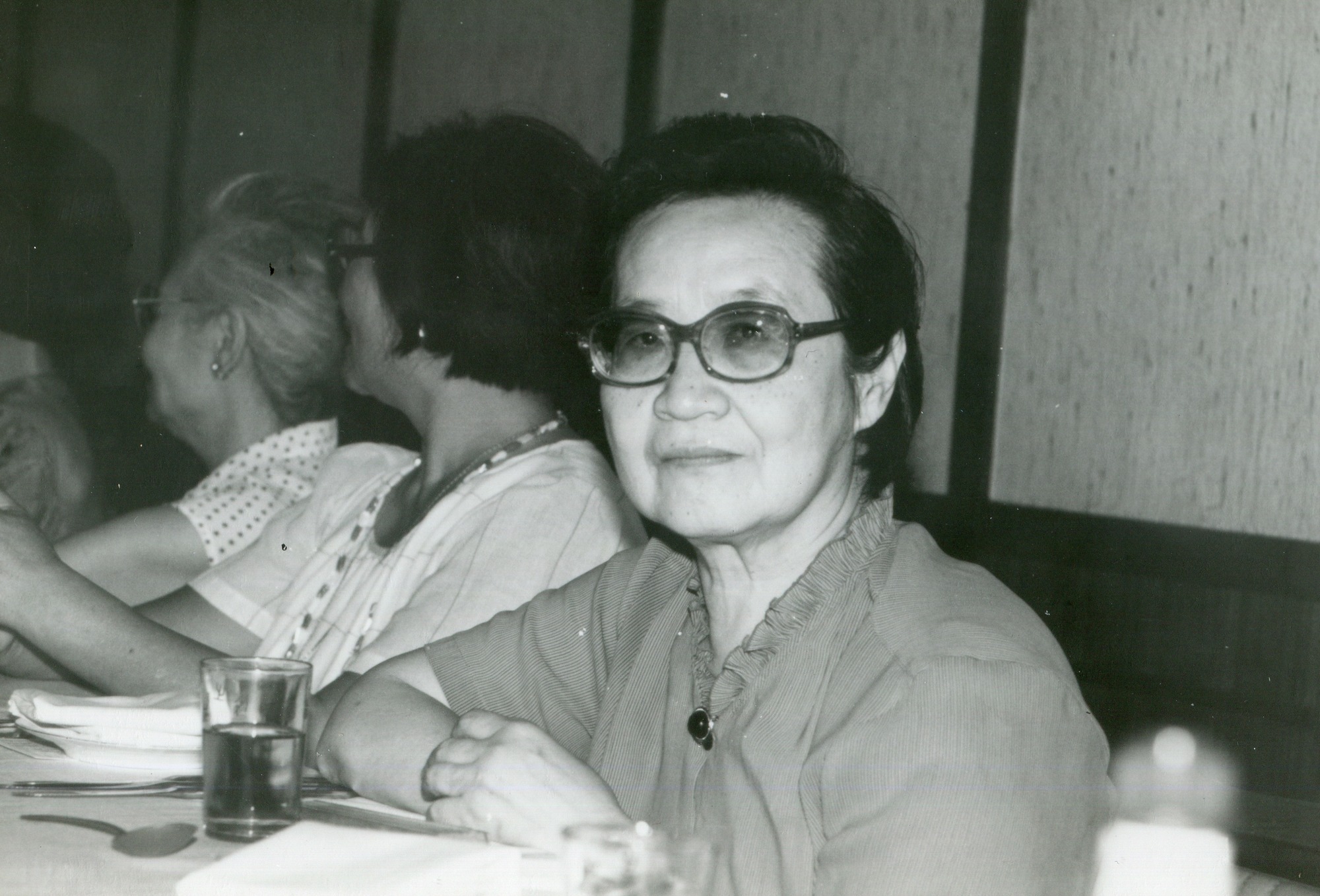 跟1985年張秀亞留影有關的相片，第1張
