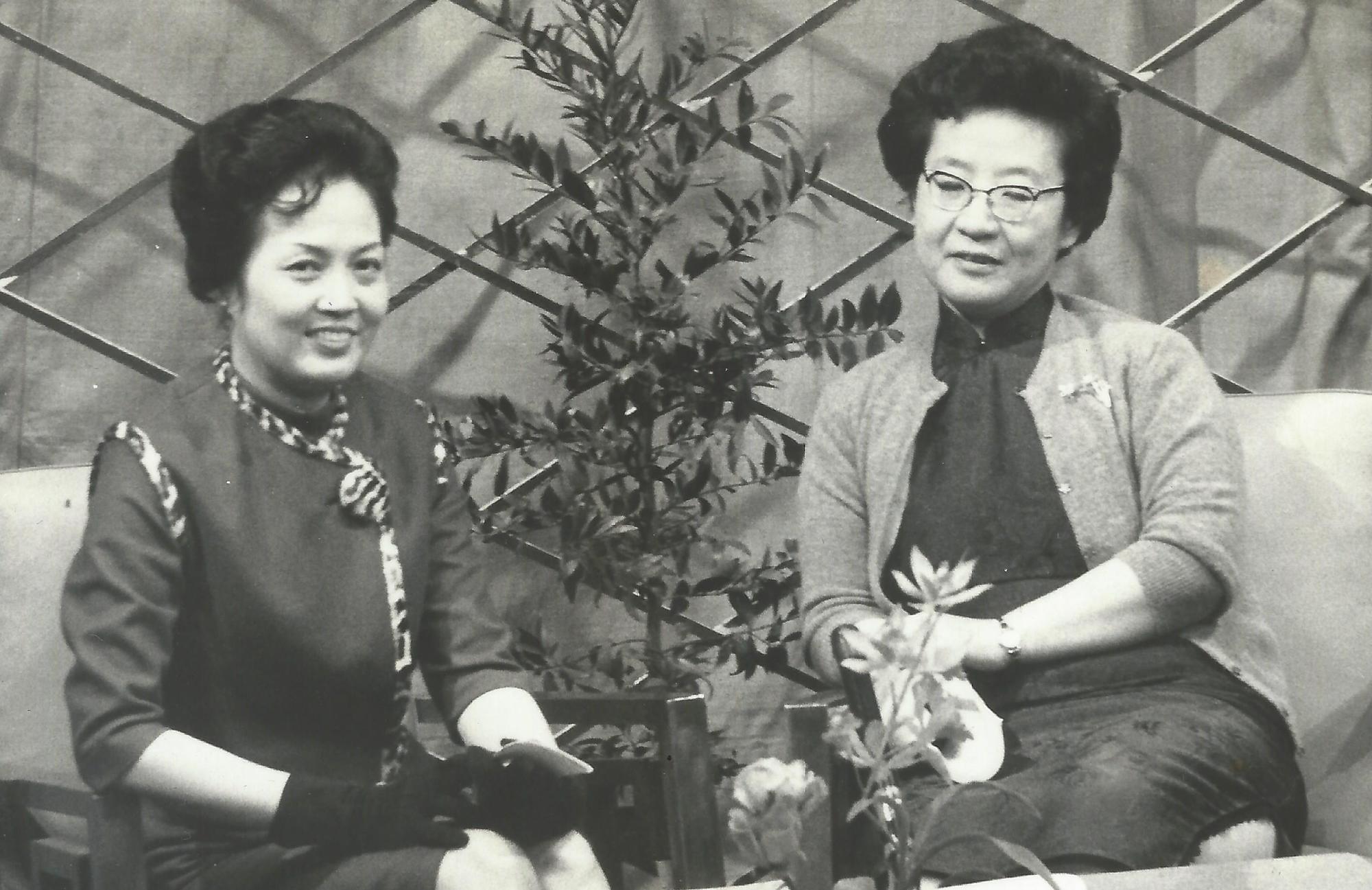 跟1964年鍾梅音主持的台視「藝文夜談」節目專訪張秀亞有關的相片，第1張