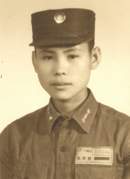 跟1969年蘇進強16歲時就讀陸軍士官學校有關的相片，共2張