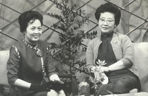 跟1964年鍾梅音主持的台視「藝文夜談」節目專訪張秀亞有關的相片，共2張